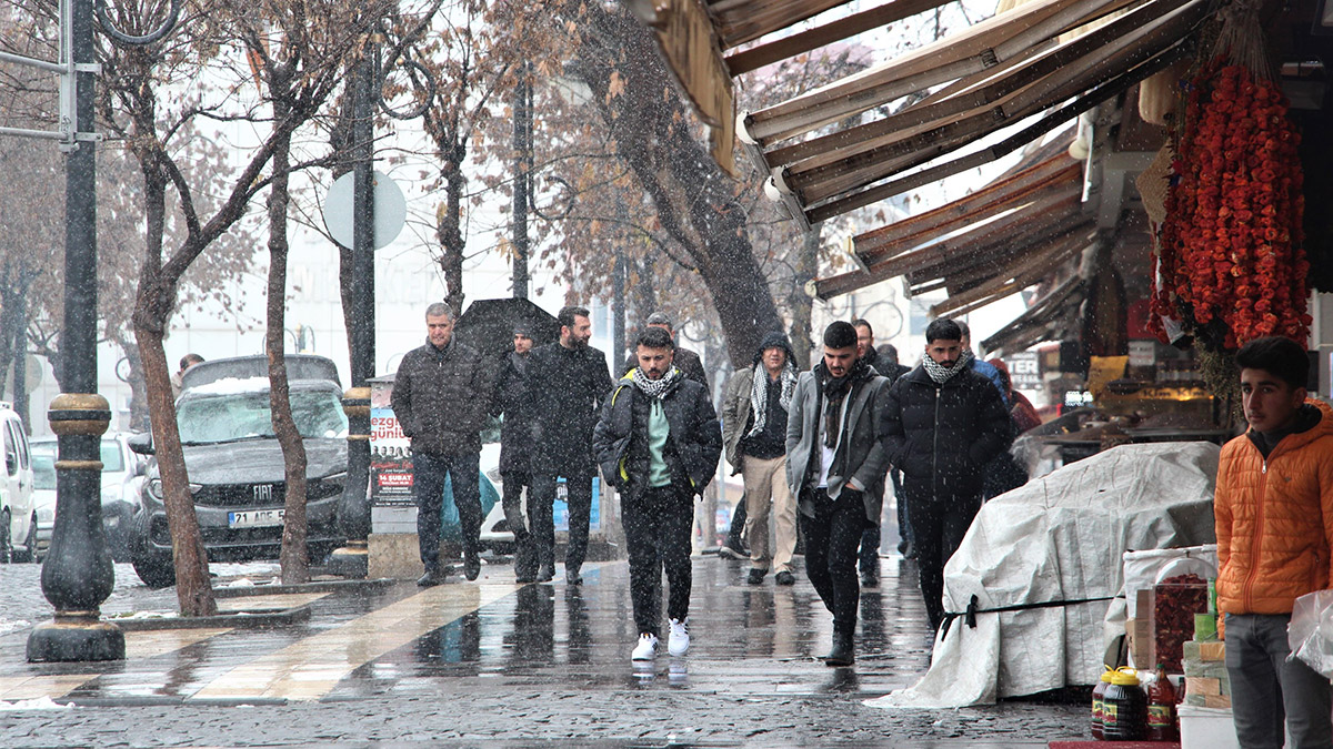 Gaziantep, Şanlıurfa Diyarbakır ve Adıyaman'da, yoğun kar yağışı nedeniyle yarın eğitime ara verilecek.