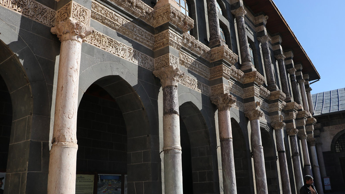 Dicle Üniversitesi Sanat ve Tasarım Fakültesi Dekanı Prof. Dr. İrfan Yıldız, "Diyarbakır'daki tarihi yapıların çoğu hasarsız, şimdiki gibi 2 yılda koca binalar dikmiyorlardı" dedi.