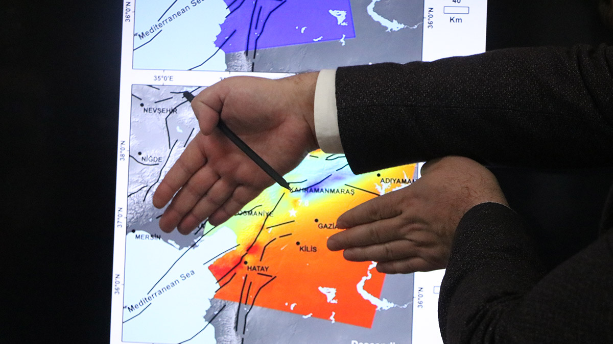 Kahramanmaraş’ın Pazarcık ve Elbistan ilçelerinde meydana gelen, 10 ilde büyük yıkıma yol açan depremlerin yer kabuğunda oluşturduğu etkiyi radar uydu görüntüleri üzerinde çalışan Doç. Dr. Çağlar Bayık, oluşan deformasyonu (bozulma) belirledi.