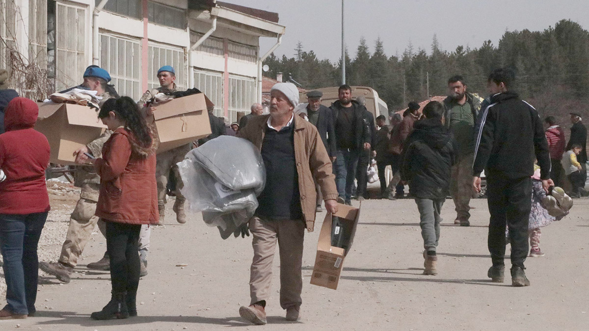 Doğanşehir'de depremzedelere yardımlar devam ediyor