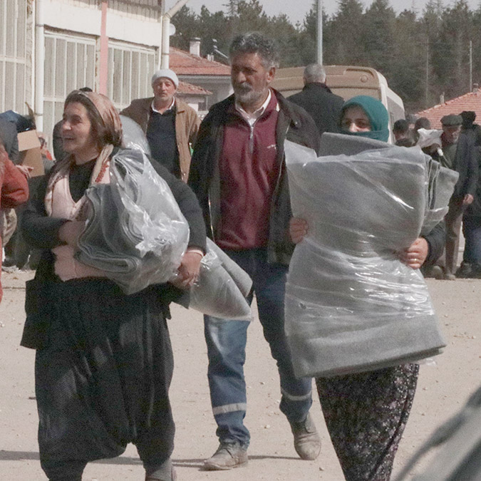 Doğanşehir'de depremzedelere yardımlar devam ediyor