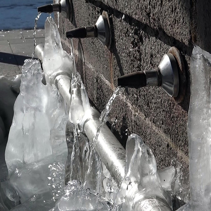 Doğu Anadolu'da dün gece soğuk hava etkili oldu. Hava sıcaklığının sıfırın altında 32,7 dereceye düştüğü Erzurum buz kesti.