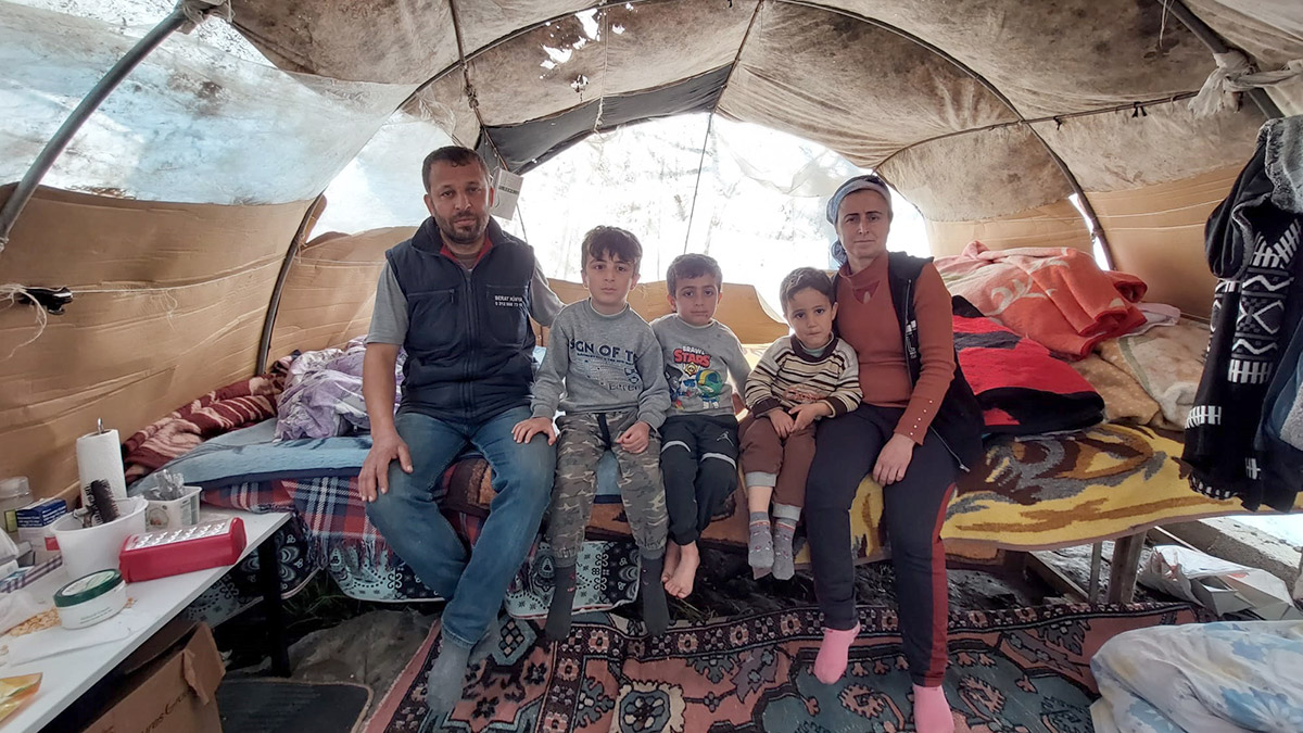 Depremzedeler seralarda yaşıyor