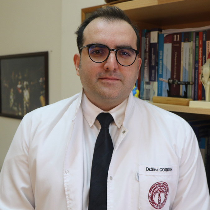 Ortopedi ve Travmatoloji Ana Bilim Dalı Öğretim Üyesi Dr. Hüseyin Sina Coşkun, "Crush Sendromu'nun ciddiyeti enkaz altında geçen süreye bağlı olarak değişmekte" dedi.