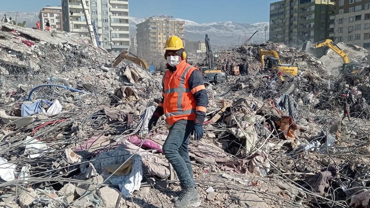 AFAD gönüllüsü olarak enkazdan 7 kişiyi sağ çıkardı