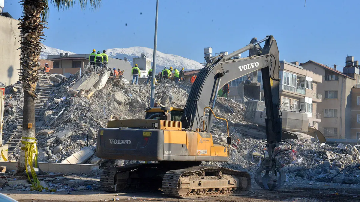 6 şubat felaketinden sonra halkın yaptığı bağışları “tekâlif-i milliye” emirlerine, yaşadığımız acıyı da “millî mücadele’ye”, ve “destana” benzeterek sistemin mükemmelliğiyle övünen birtakım zevat türedi.