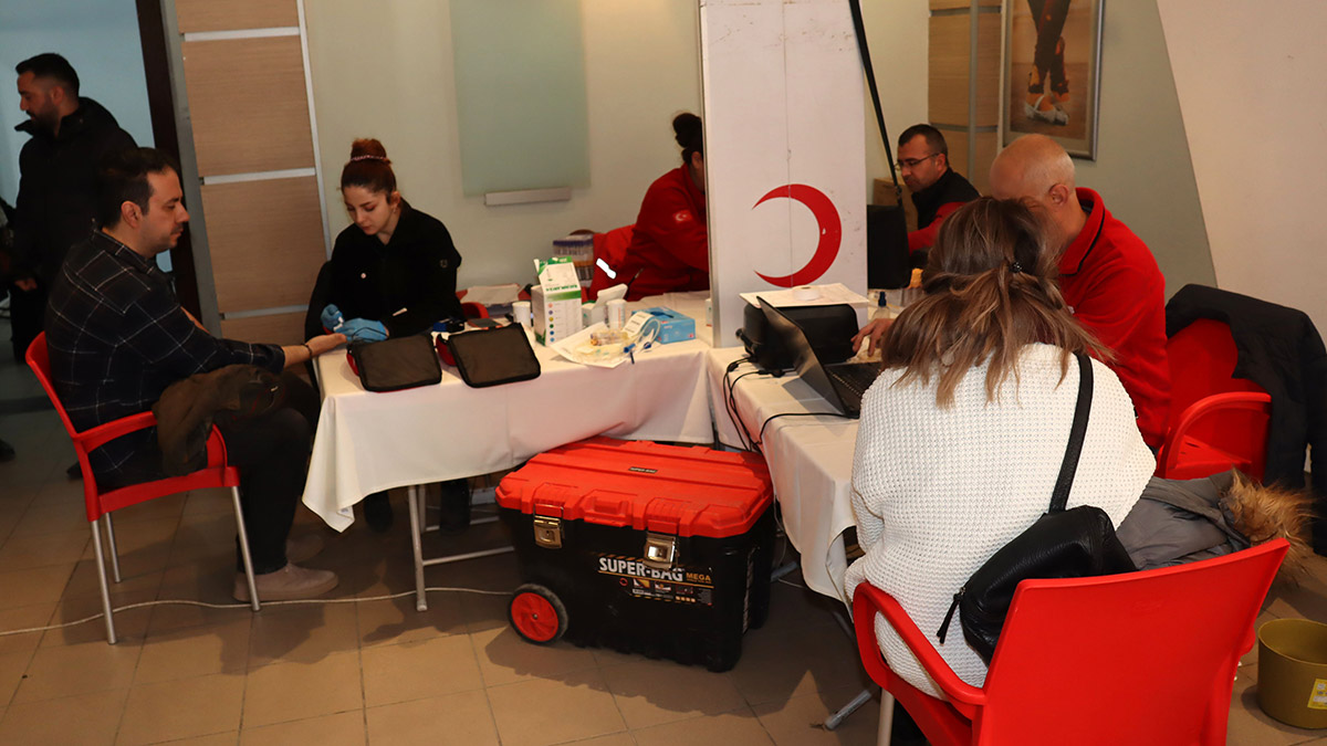 Depremzede yaralılar için kan bağışı