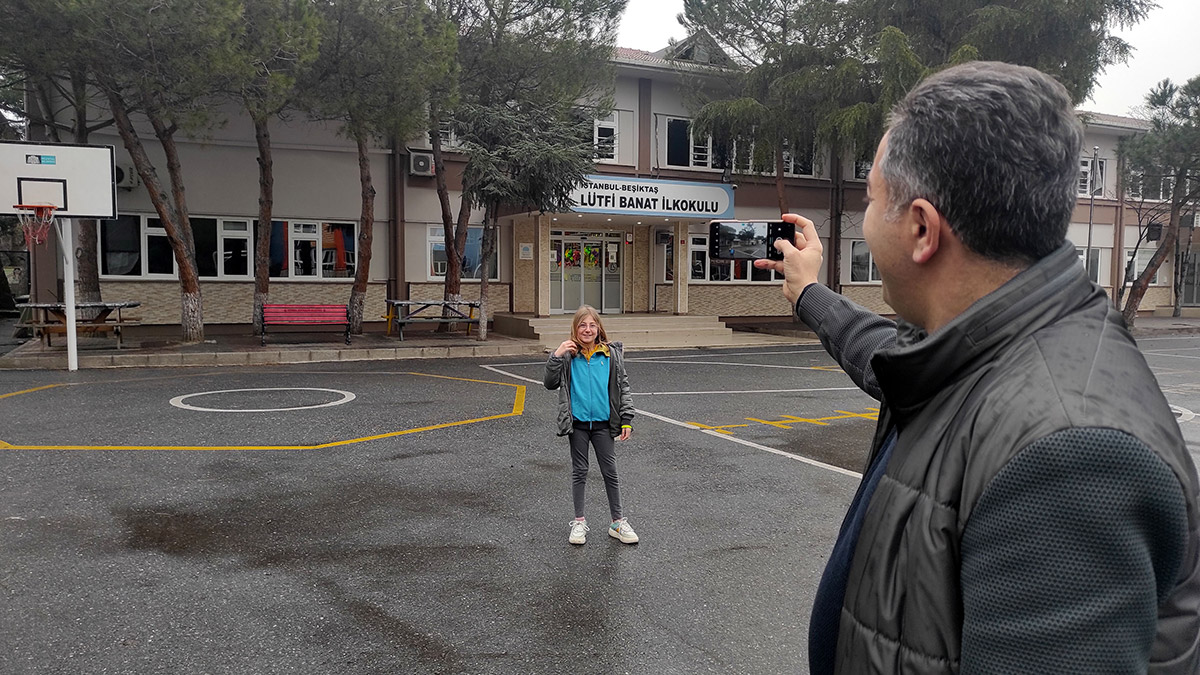 İstanbul'da depreme dayanıksız okullarda öğrencilerin tahliyesine başlandı. Küçükçekmece Kanarya Ortaokulu boşaltılırken, Sultangazi'deki 75. Yıl İlköğretim okulu, karardan haberdar olmayan veli ile öğrencilere duyuru yapabilmek için sabah kapılarını açtı.