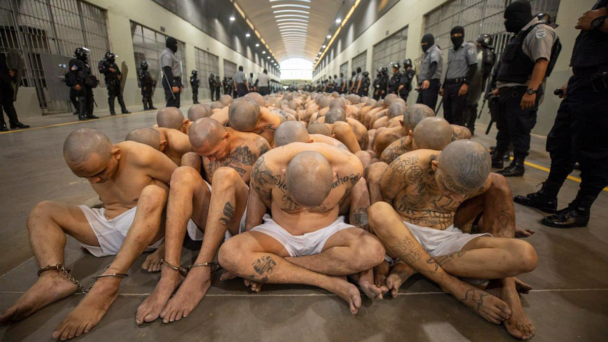 El Salvador'da 2 bin çete üyesi, dev hapishaneye nakledildi