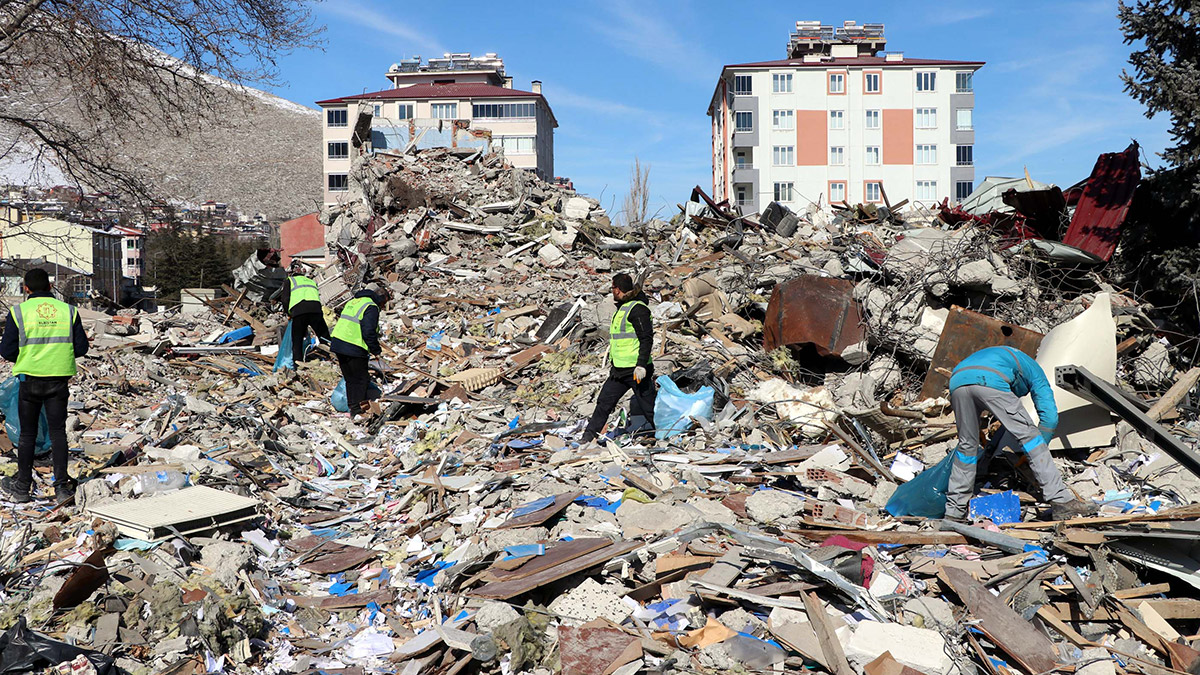 Elbistan İlçesi Belediye Başkanı Mehmet Gürbüz, "Binadaki arşivi tamamen kurtardık. Dolayısıyla bizim herhangi bir veri ve arşiv kaybımız söz konusu değil" dedi.