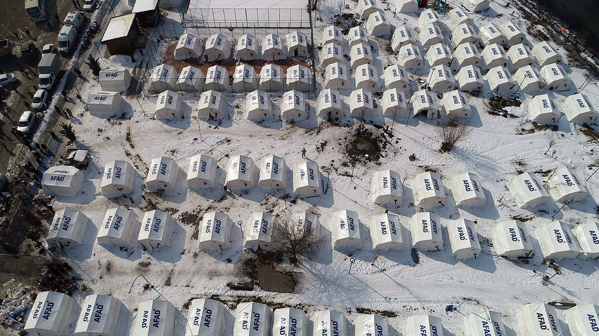 Kahramanmaraş'ın Elbistan ilçesinde 7.7 ve 7.6 büyüklüğündeki depremin ardından AFAD tarafından iki bölgeye kurulan çadır kent dron ile görüntülendi.