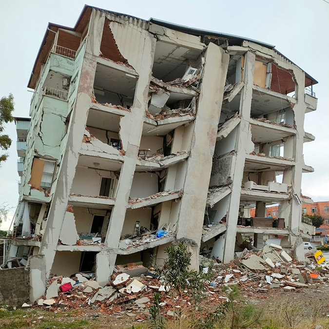 Elif Civelek, "O gece çok heyecanlı bir şekilde uyumuştum. Ertesi gün babamın doğum günü, okula gideceğim, dershaneye yazılmıştım. Her şeyin yıkılması 1 dakikaya sığabiliyormuş" dedi.