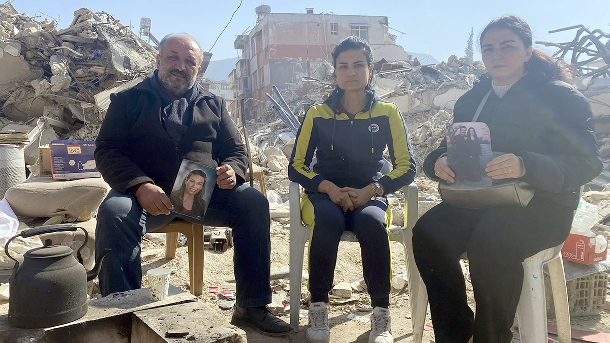 Eşinin fotoğrafı ile günlerdir enkaz başında bekliyor