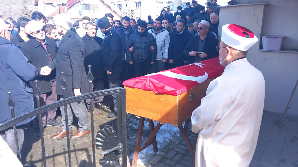 Enkaz altında kalan rehberlik öğretmeni toprağa verildi
