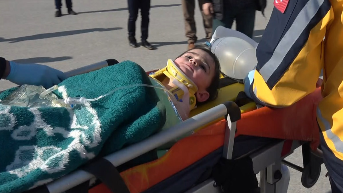 Depremde yaralananlar Mersin'e taşınıyor