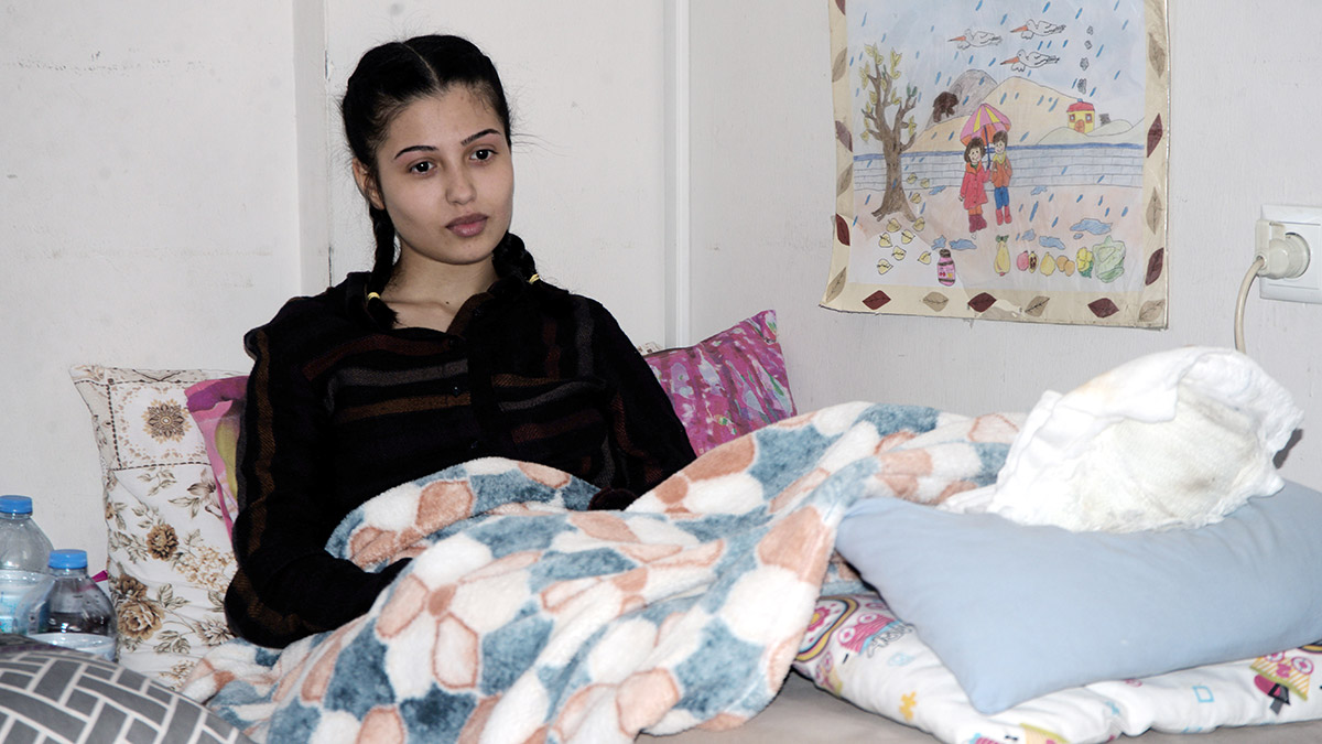 Üstümüze enkazdan kopan taşlar devrildi