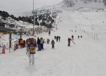 Ergan Dağı Kayak Merkezi'nde kayak sezonu açıldı