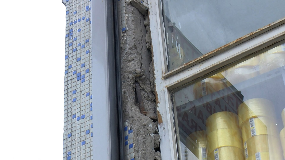 Binaların kolonlarındaki çatlaklar endişeye yol açıyor