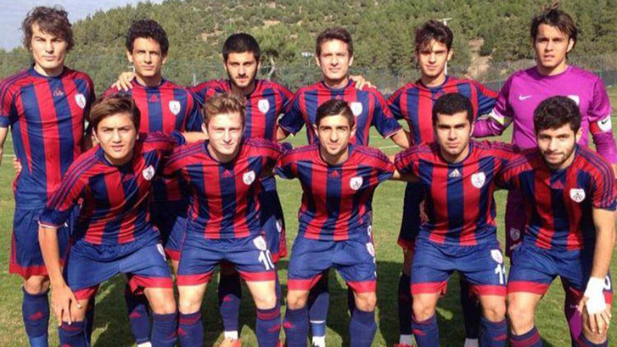 Ülkemize yasa boğan deprem felaketinde hayatını kaybeden futbolcu Taner Kahriman'ın vefatı özellikle İzmir'deki eski takım arkadaşlarını, antrenörlerini ve futbolseverleri yasa boğdu.