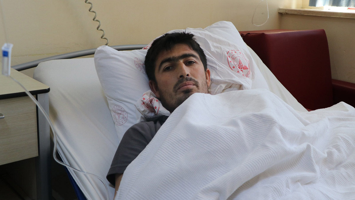 Depremde müstakil evinin çökmesiyle enkaz altında kalan Aziz Balıbay, "Ev başıma yıkıldı. Ev yıkılınca kendimi kaybettim. Sonra bir baktım ki 4-5 tane ağacın altında kaldığımı fark ettim. Ağaçlar beni orada kurtardı" dedi.