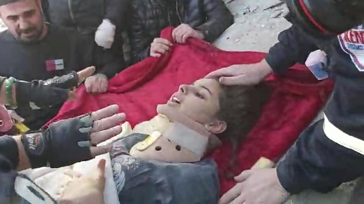 Eylül, depremden 38 saat sonra enkazdan çıkarıldı