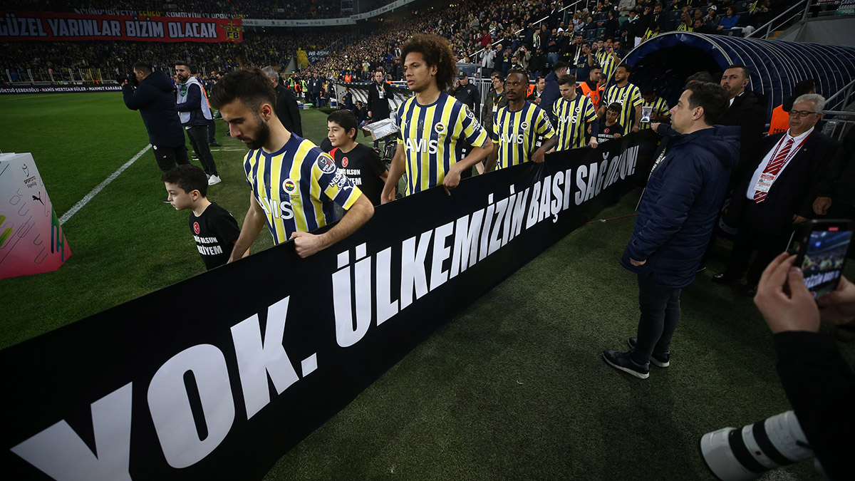 Fenerbahçe Kulübü Başkanı Ali Koç, "Hem acılıyız hem gururluyuz hem de umutluyuz. Şu dönem açık ve net. Devletçe, milletçe el ele, omuz omuza olmamız gereken bir dönem. Hassasiyetin tavan yaptığı bir dönem" dedi.