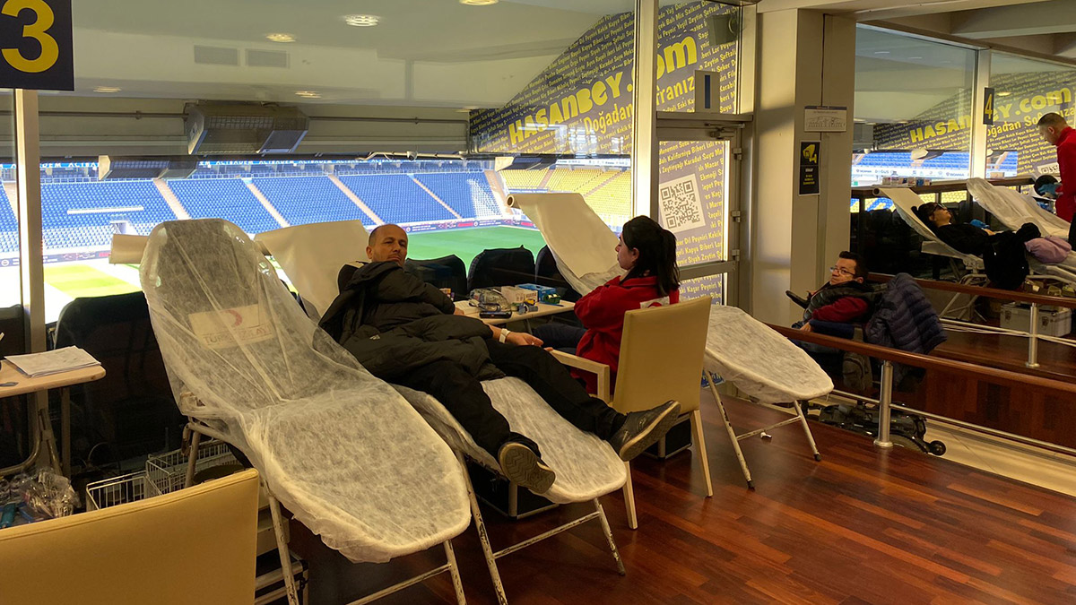 Fenerbahçe Kulübü'nde kan bağışı kampanyası Ülker Stadyumu 1907 Tribünü'nde başladı.