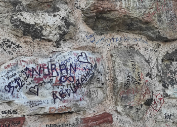 Galata Kulesi'nin kitabe ve duvarı isim tabelasına döndü