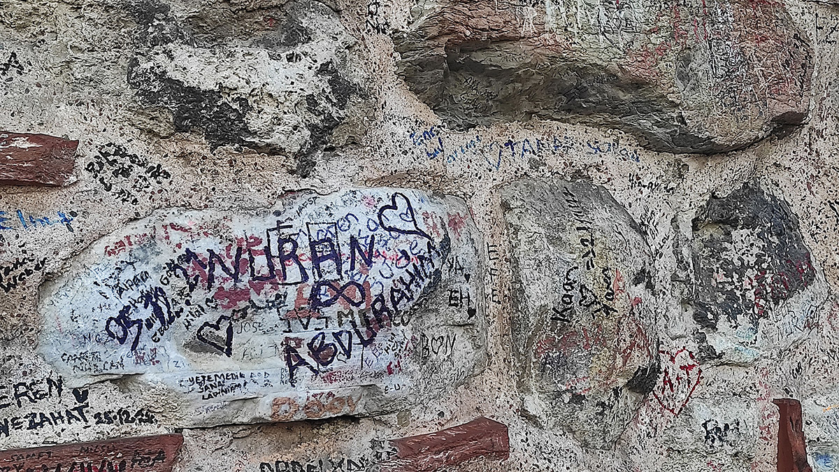 Galata Kulesi'nin kitabe ve duvarı isim tabelasına döndü