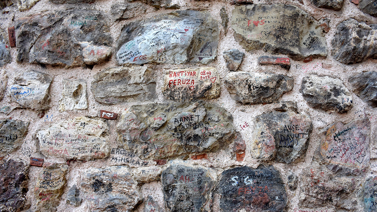 Yerli ve yabancı turistlerce büyük ilgi gören Galata Kulesi'nin kitabe ve duvarı isim tabelasına döndü. Eline kalem alan, 674 yıllık yapıya ismini yazıyor.