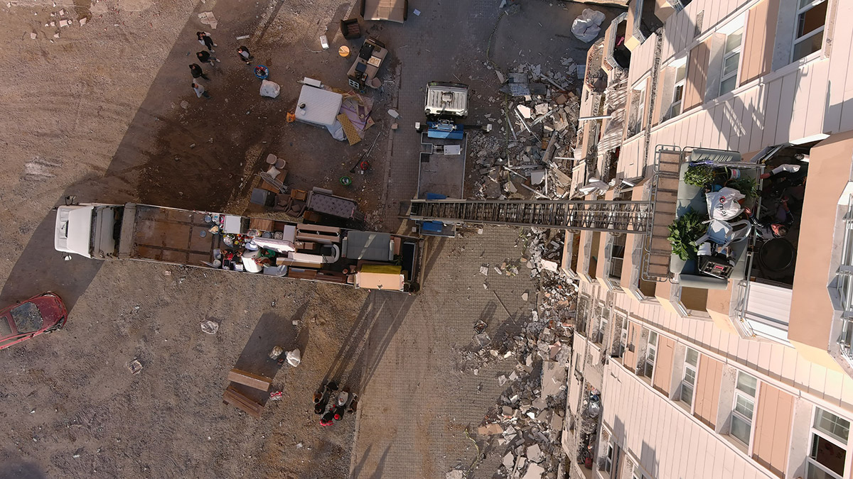 Depremden hasar gören evlerden taşınma telaşı başladı