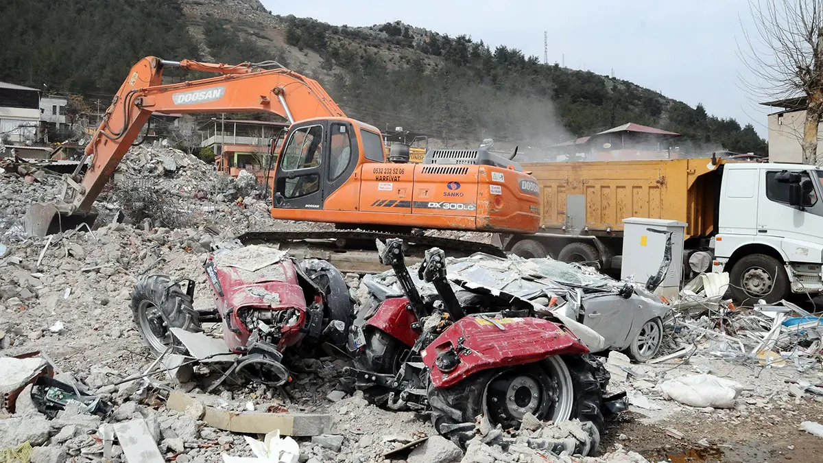 Gaziantep'te ağır hasarlı binalar kontrollü yıkılıyor
