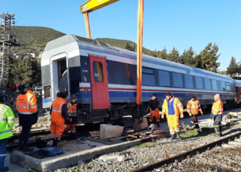 Depremde devrilen 6 tren kaldırıldı