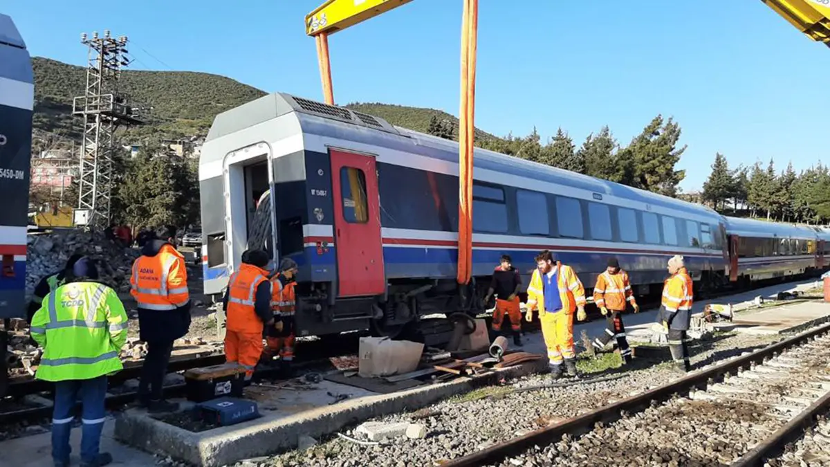 Depremde devrilen 6 tren kaldırıldı