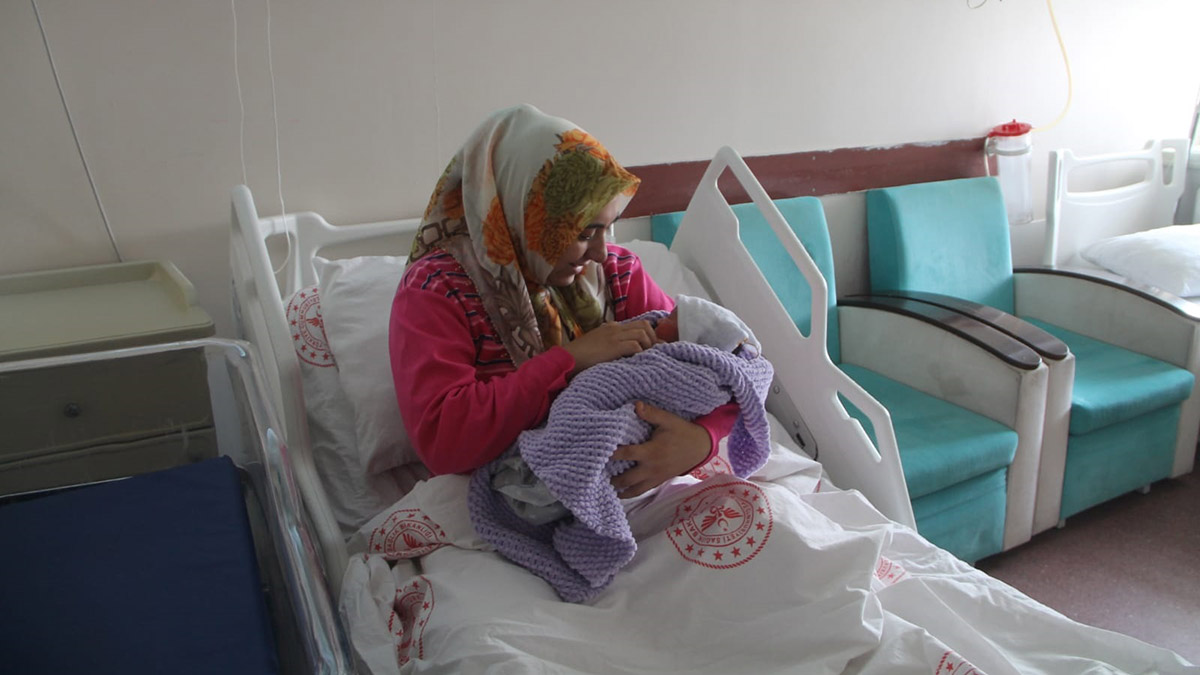 Gaziantep'te depremde evleri yıkılmıştı; bebeğini dünyaya getirdi