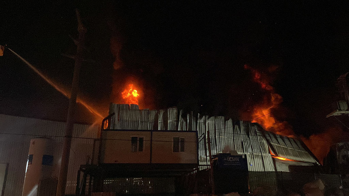 Gebze'de geri dönüşüm deposunda yangın