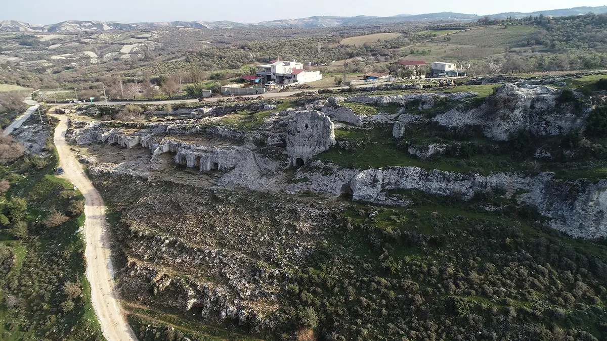 Gelinler dagindaki tarihi kaya mezarlari depremlerde hasar gormedi 9409 dhaphoto1 - kültür ve sanat - haberton