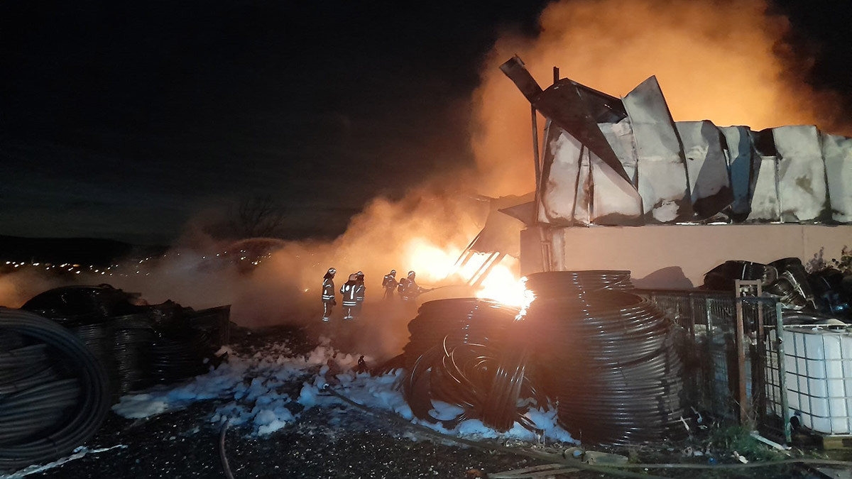 Çatalca'da plastik boru fabrikasında yangın