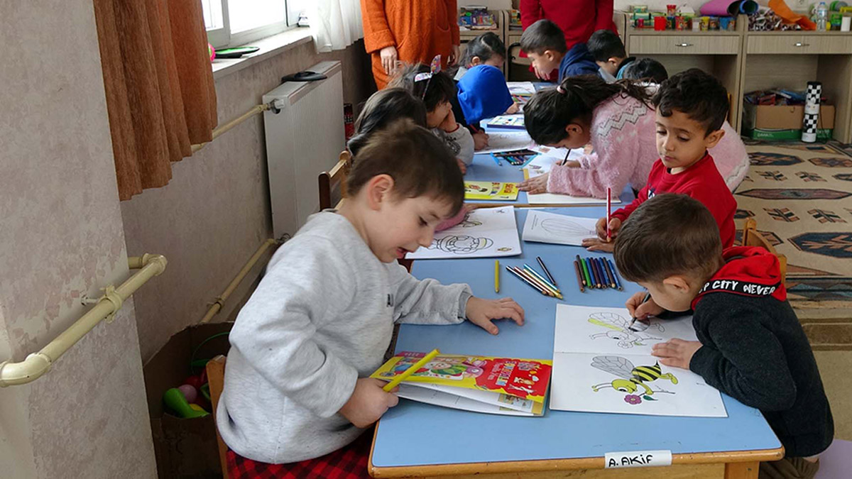 Van'ın Erciş ilçesinde farklı okullarda görevli 6 öğretmen, ilçeye gelen depremzede çocukların eğitimleri ve psikolojik destek için seferber oldu.