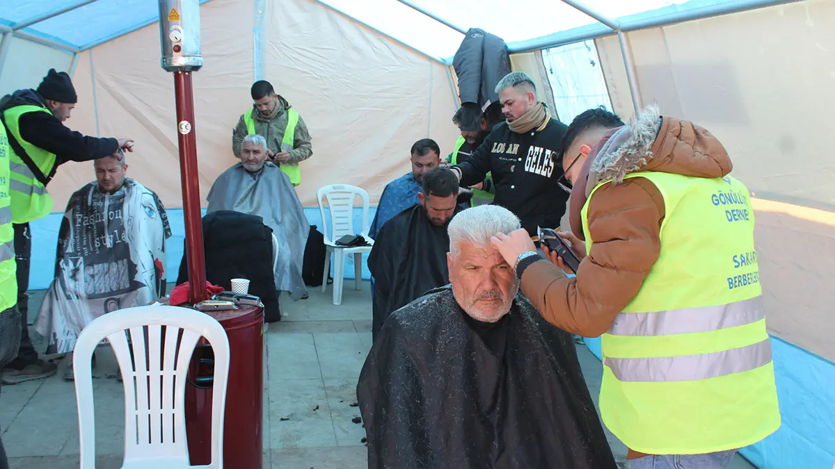 14 gönüllü berber, arama kurtarma ekiplerini tıraş etti