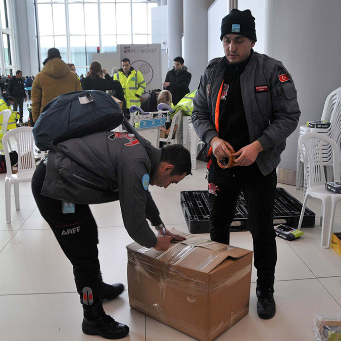 Gönüllülerin deprem bölgesine gidişleri sürüyor