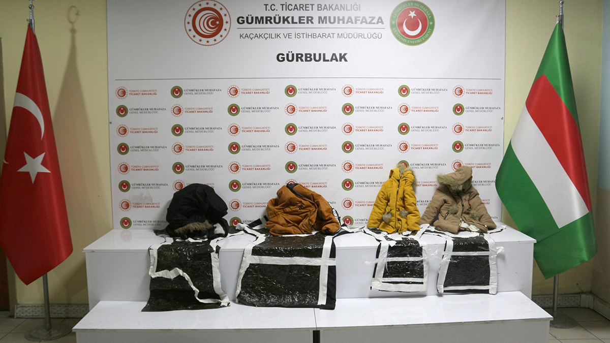 Çocukların montuna gizlenmiş uyuşturucu ele geçirildi