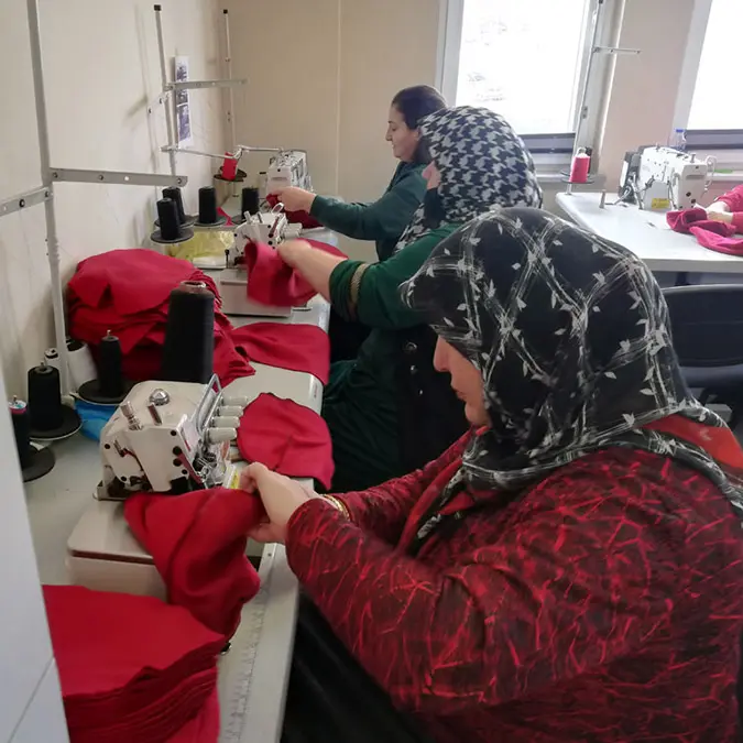 Bursa’nın dağ ilçelerinde yaşayan kadınlar depremzede çocuklar üşümesin diye eldiven, bere, atkı, battaniye ve kıyafet dikmeye başladı.