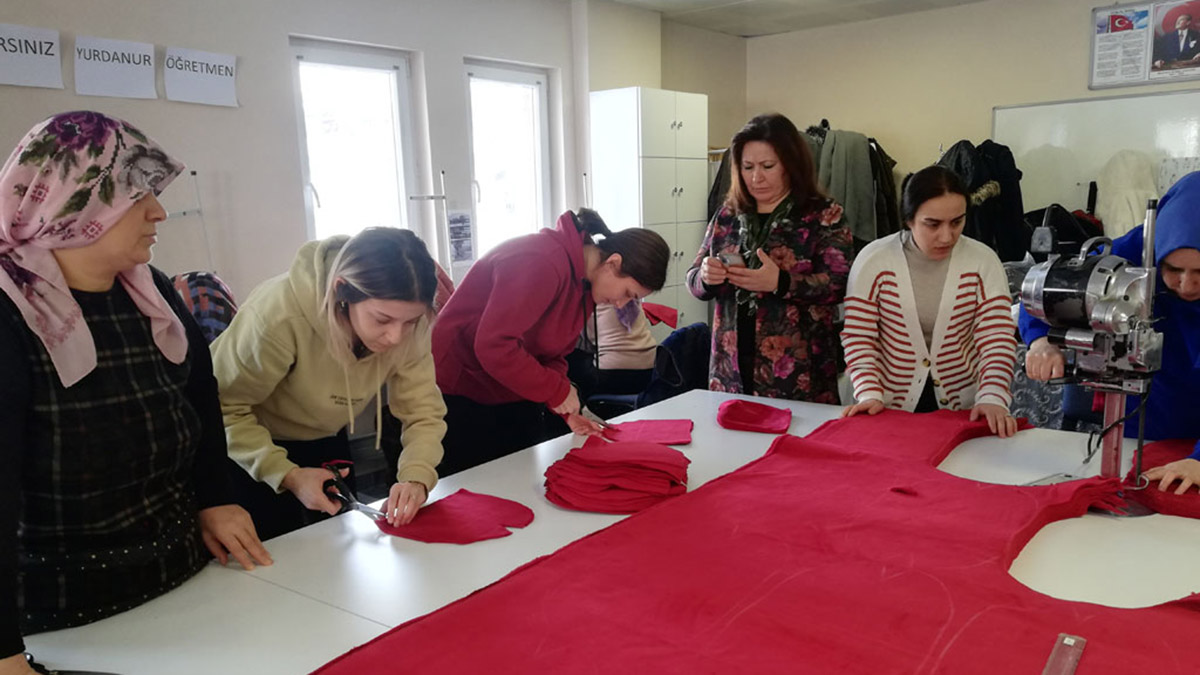 Depremzede çocuklar üşümesin seferberliği