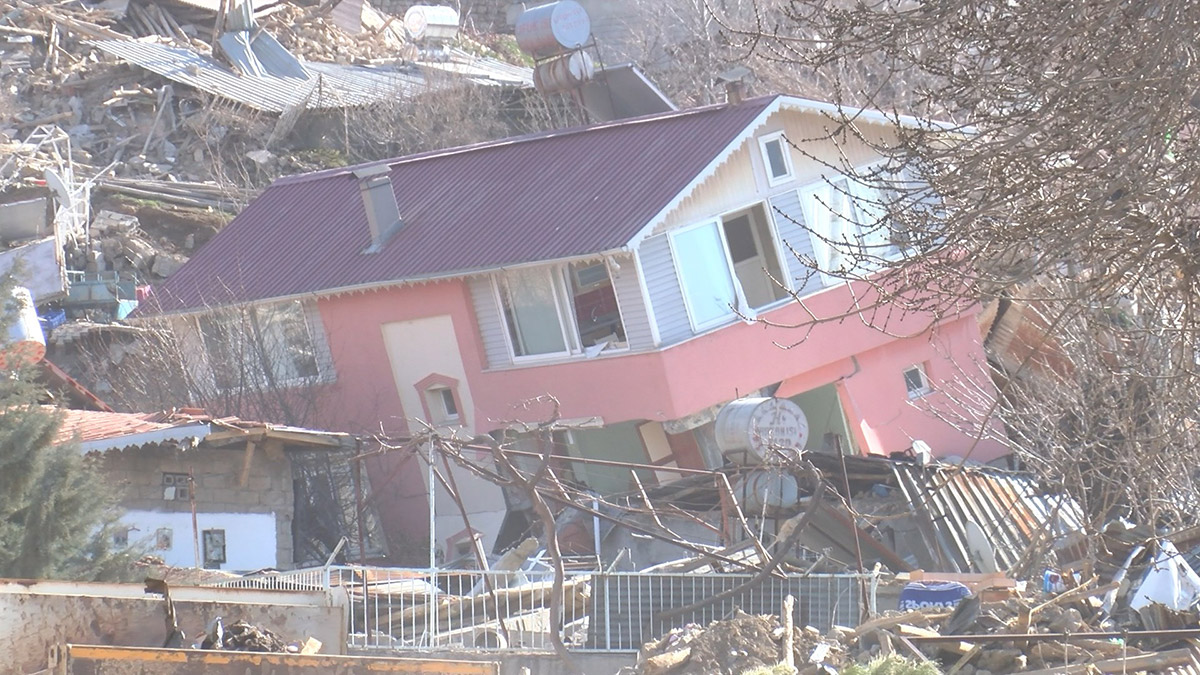 Deprem sonrası oluşan moloz yığınları