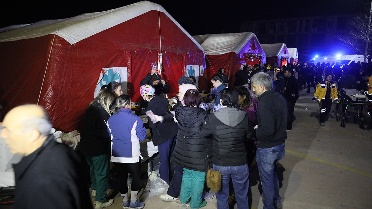 Hatay'da 3 dakika arayla Riçhter ölçeğine göre 6.4 ve 5.8 büyüklüğündeki depremlerin ardından Antakya'da hastane boşaltıldı, hastalar sahra hastanesine taşınıyor.