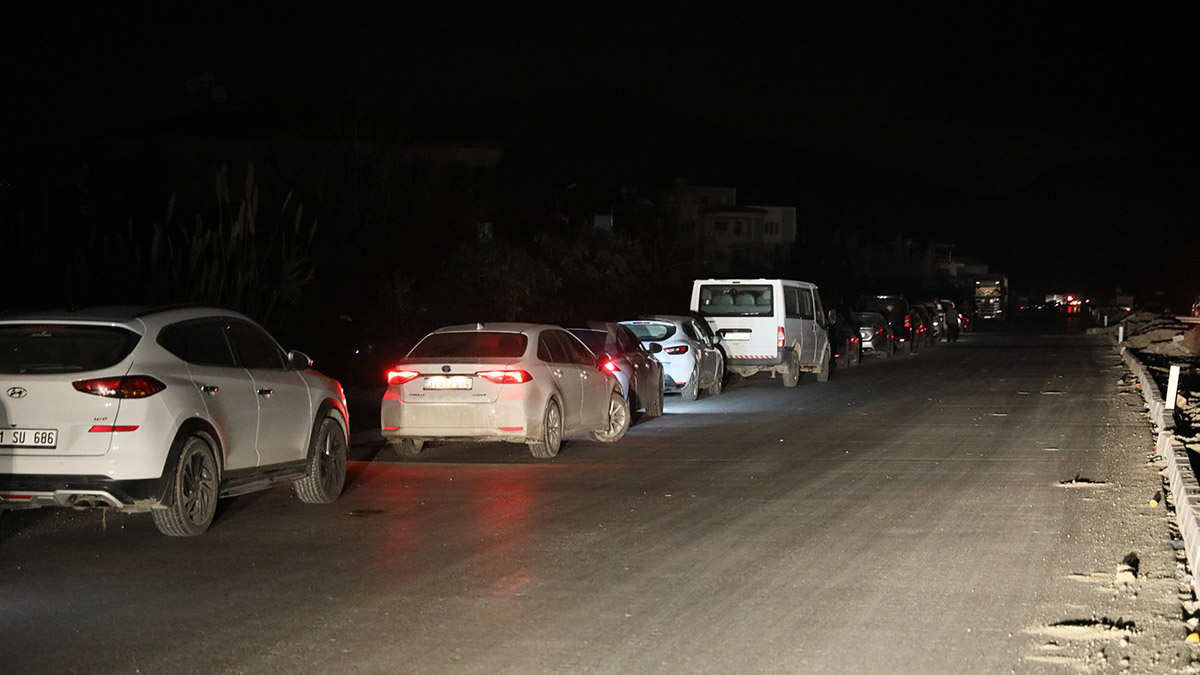 Depremzedeler bina olmayan açık alanlara akın etti