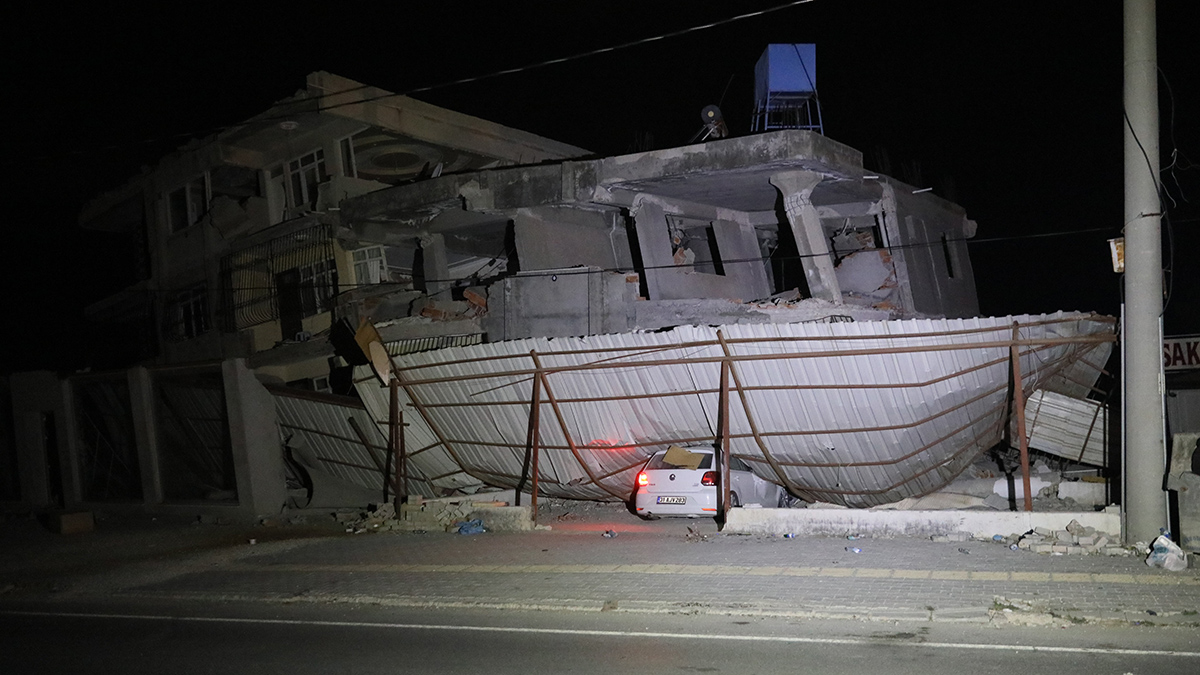 Depremzedeler bina olmayan açık alanlara akın etti