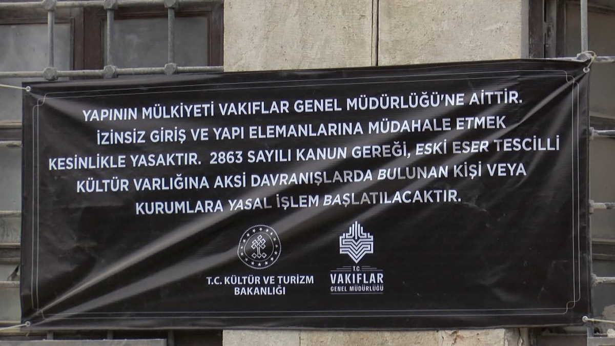 Hatay'ın Antakya ilçesindeki, 'dünyanın aydınlatılan ilk caddesi' olarak bilinen Kurtuluş Caddesi'ndeki tescilli tarihi yapılara Kültür ve Turizm Bakanlığı tarafından uyarı tabelaları asıldı.