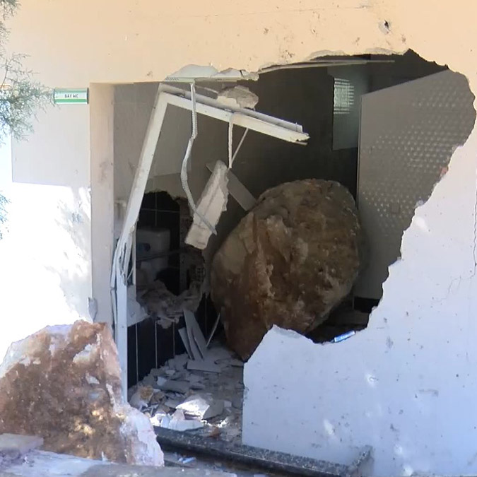Depremde dağdan kopan kayalar evlerin üzerine düştü